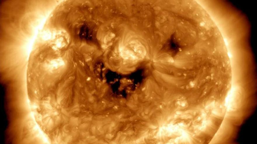 La foto del Sol sonriendo oculta un fenómeno con impacto en la Tierra