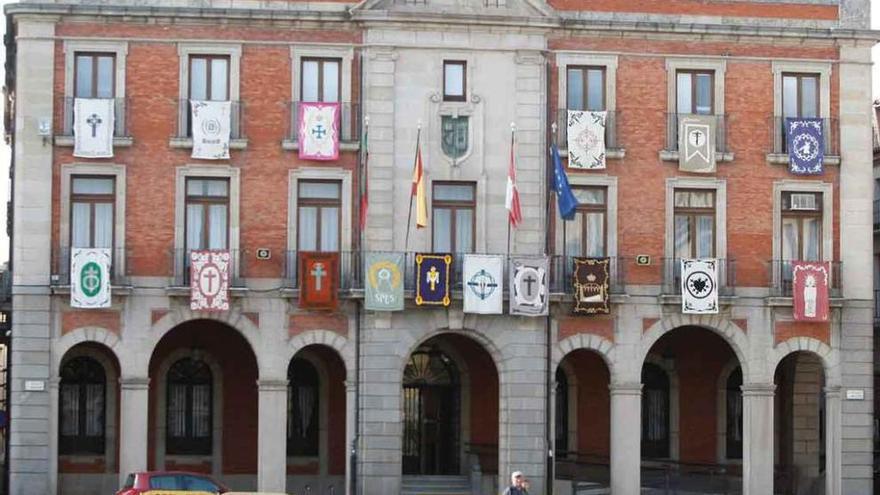 Los reposteros ya adornan la fachada del Ayuntamiento