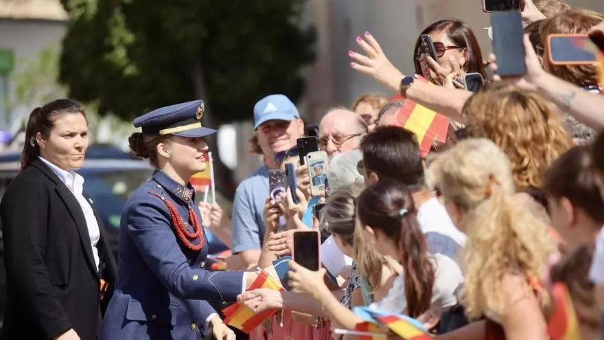 Leonor recibe el calor de San Javier entre vítores y banderas
