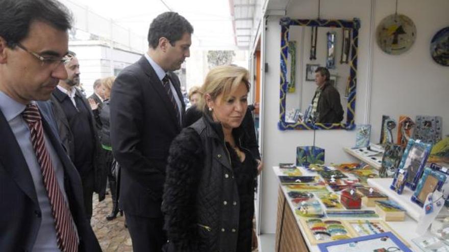 La alcaldesa, visita uno de los puestos de la feria junto a Fernando Martínez Maíllo y Alberto Castro.