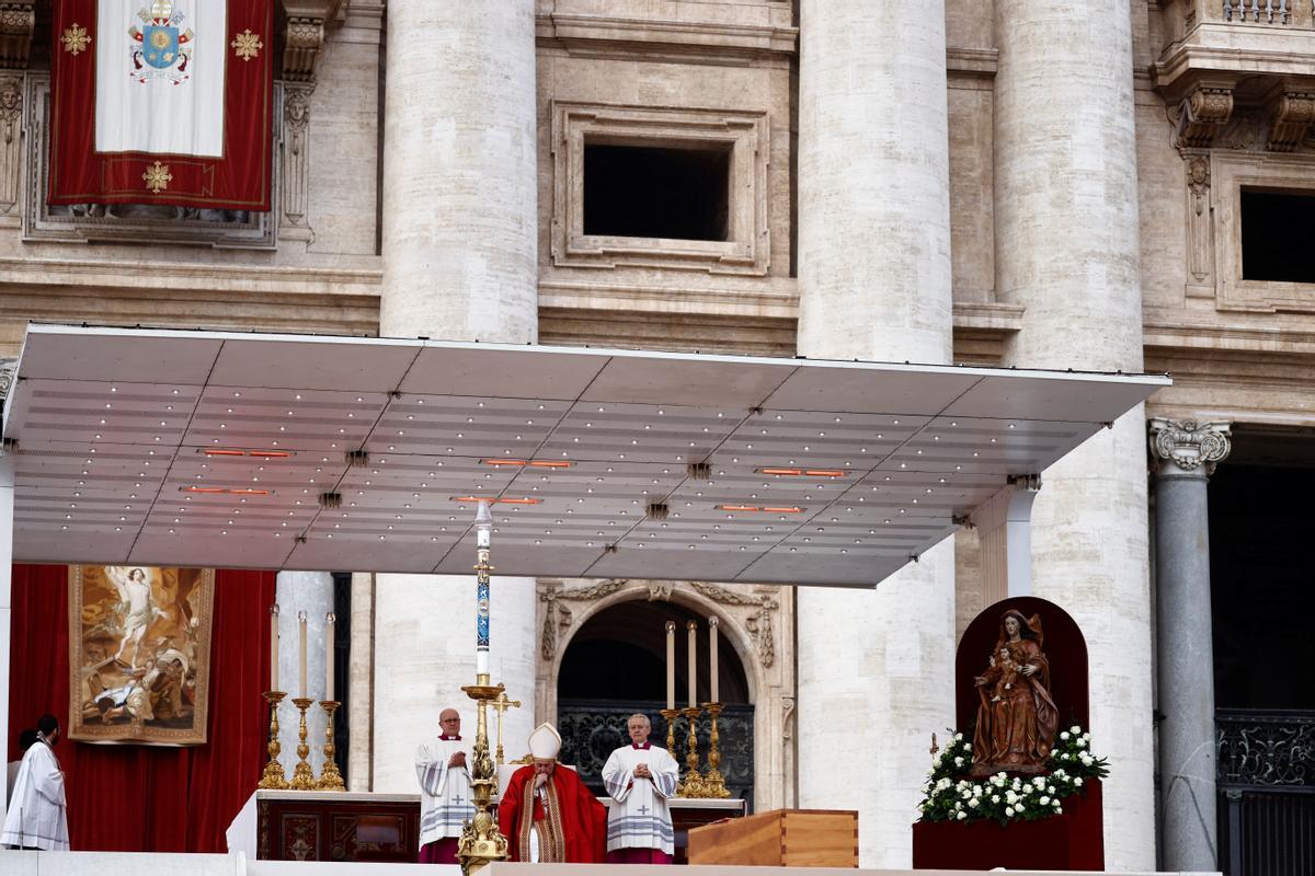 El Papa Francisco preside las ceremonias fúnebres del ex Papa Benedicto en la Plaza de San Pedro en el Vaticano.