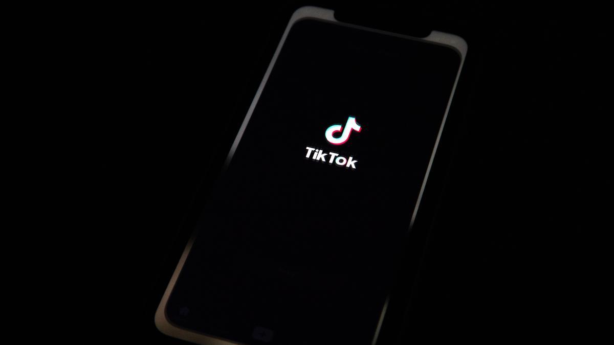 Un móvil con el logo de TikTok.