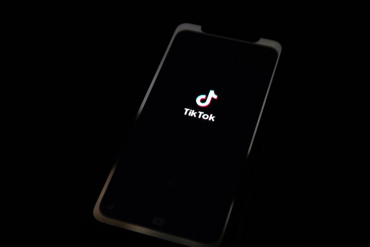 Un móvil con el logo de TikTok.