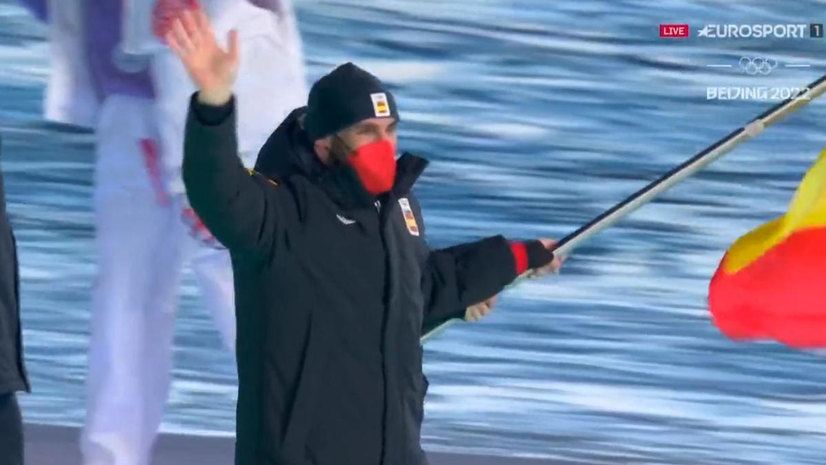 El manresà Ander Mirambell passeja amb la bandera per l'Estadi Nacional de Pequín