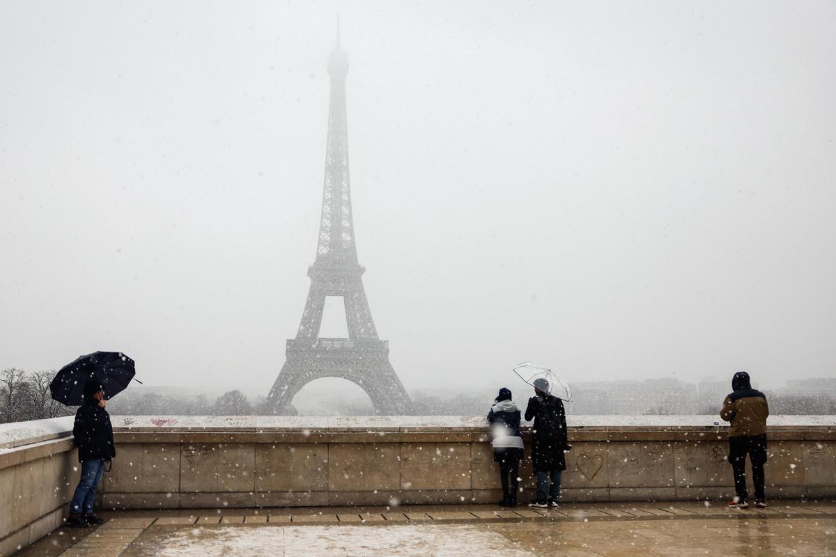 Una gran nevada tiñe París de blanco.