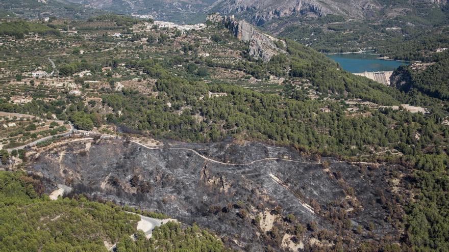 Imagen aérea de Guadalest tras el incendio forestal de este pasado julio.