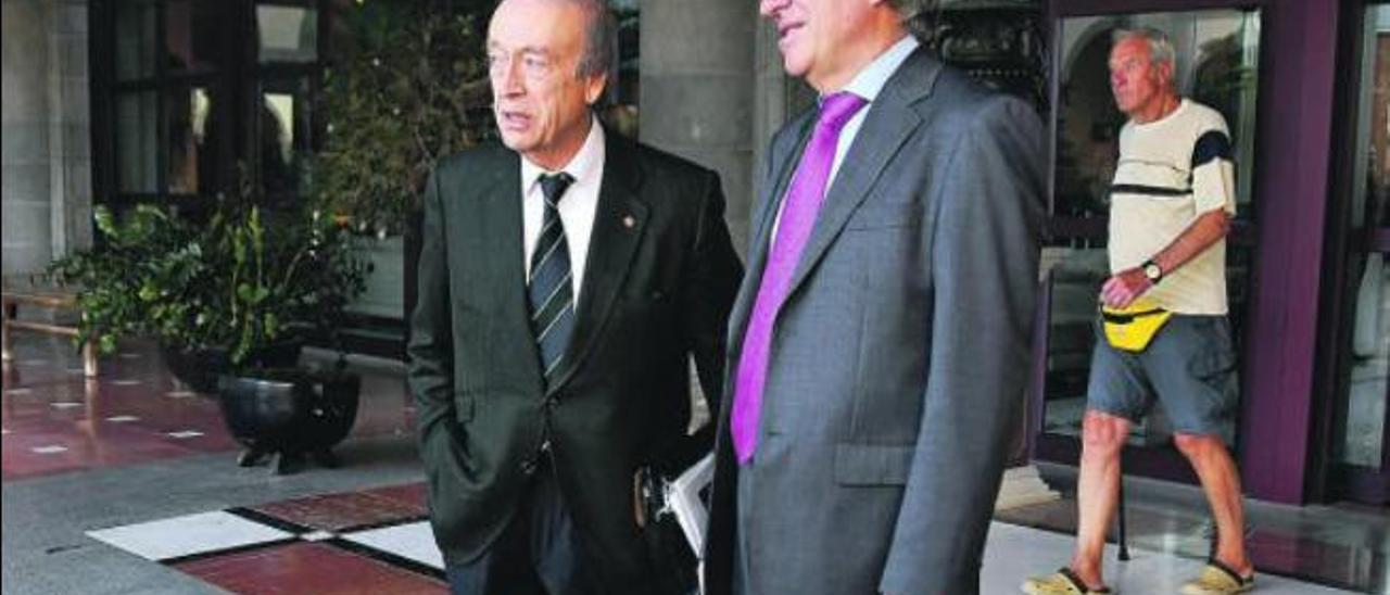 De izquierda a derecha, José Donoso y Miguel Torres a las puertas de hotel Lopesan Costa Meloneras.