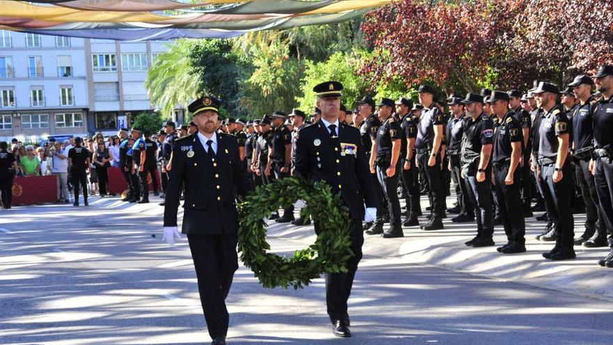 Policías con una corona de laurel en honor a los agentes fallecidos