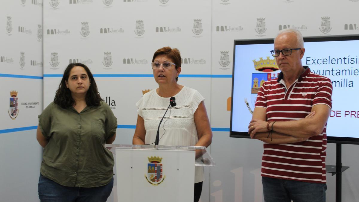 La alcaldesa de Jumilla, Juana Guardiola, acompañada por la concejala de Cultura, Pilar Martínez, y por el jefe del área, Andrés Martínez.