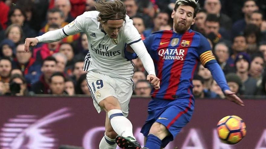 Luka Modric i Leo Messi en el partit d&#039;anada al Camp Nou.