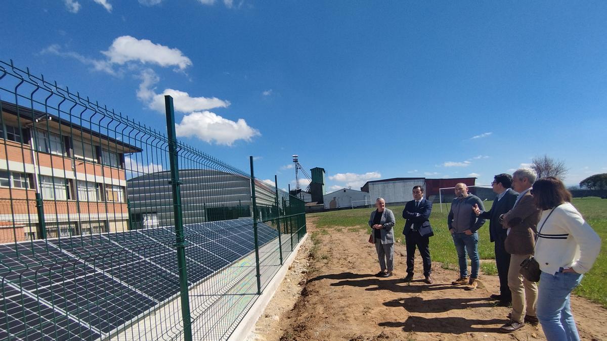 Gerardo Sanz y la concejala Eva María Pérez, con técnicos municipales y responsables de la empresa que ha ejecutado la obra, en el colegio de San Cucao.