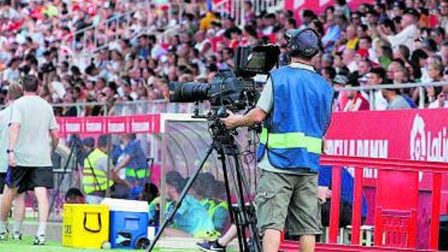 Imatge d’arxiu d’un càmera de televisió a l’estadi de Montilivi  | MARC MARTÍ