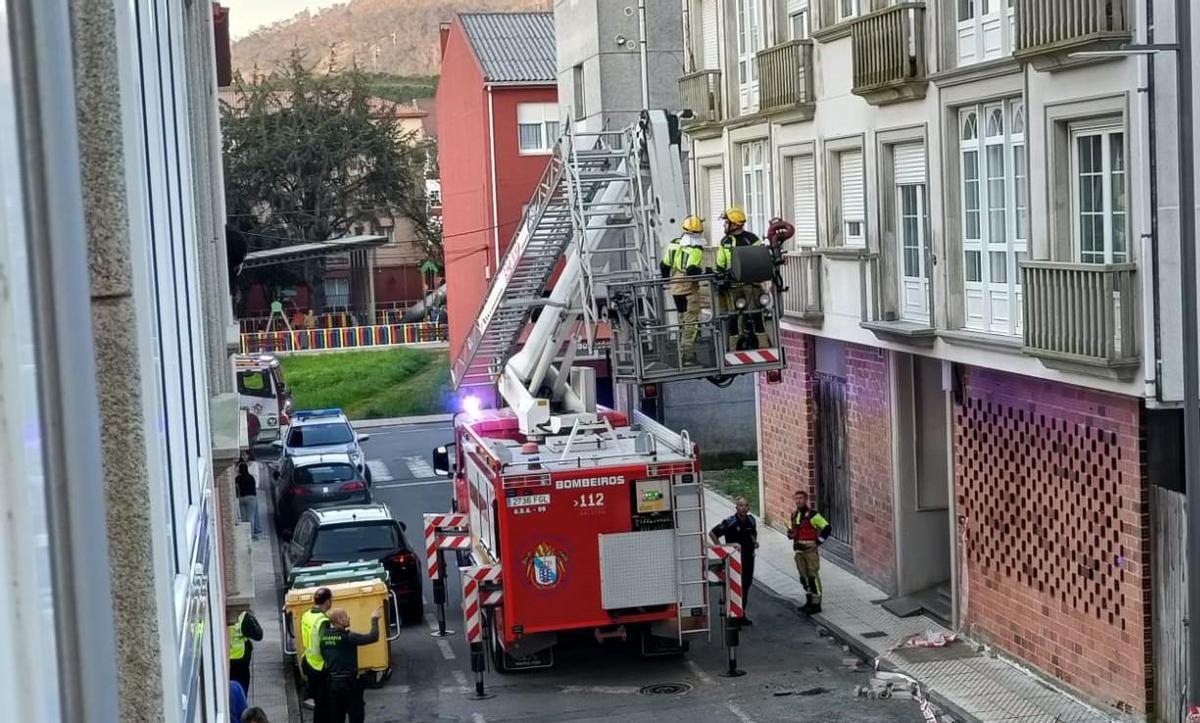 Bomberos y equipos de emergencias frente al piso desde el cual cayeron los menores.