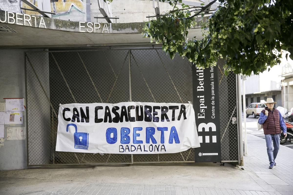 La biblioteca de Can Casacuberta, la central de Badalona, cerrada, en una imagen de 2022