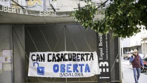 La biblioteca de Can Casacuberta, la central de Badalona, cerrada en una imagen de 2022