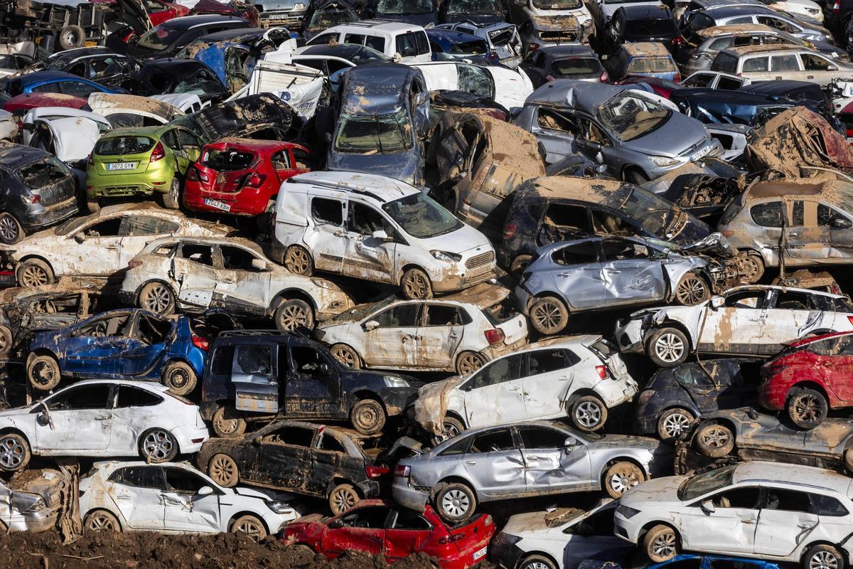 Cientos de coches apilados en una campa provisional de Sedaví a la espera de ser trasladados a la cantera de Picassent.