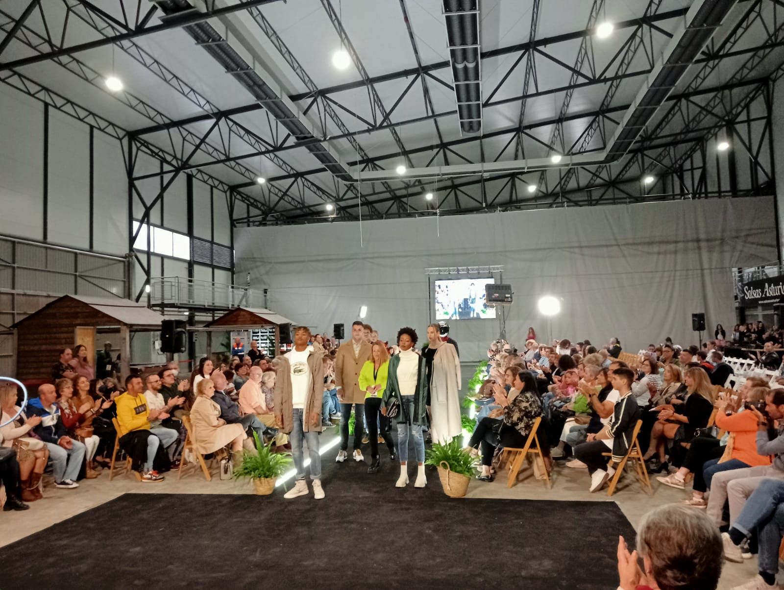 La pasarela de la moda de Laviana, un éxito con 400 participantes