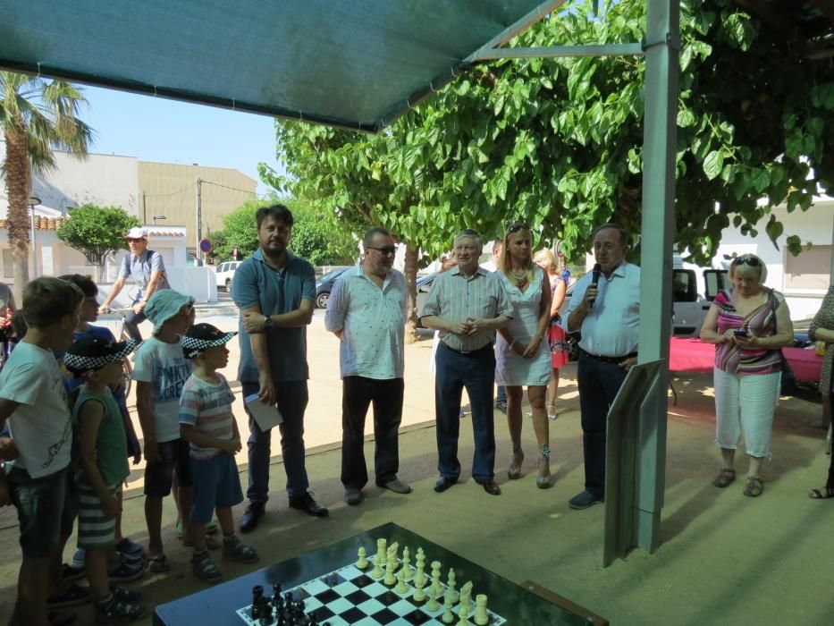 Anatoly Kàrpov inaugura un espai públic per a jugar escacs a Platja d''Aro