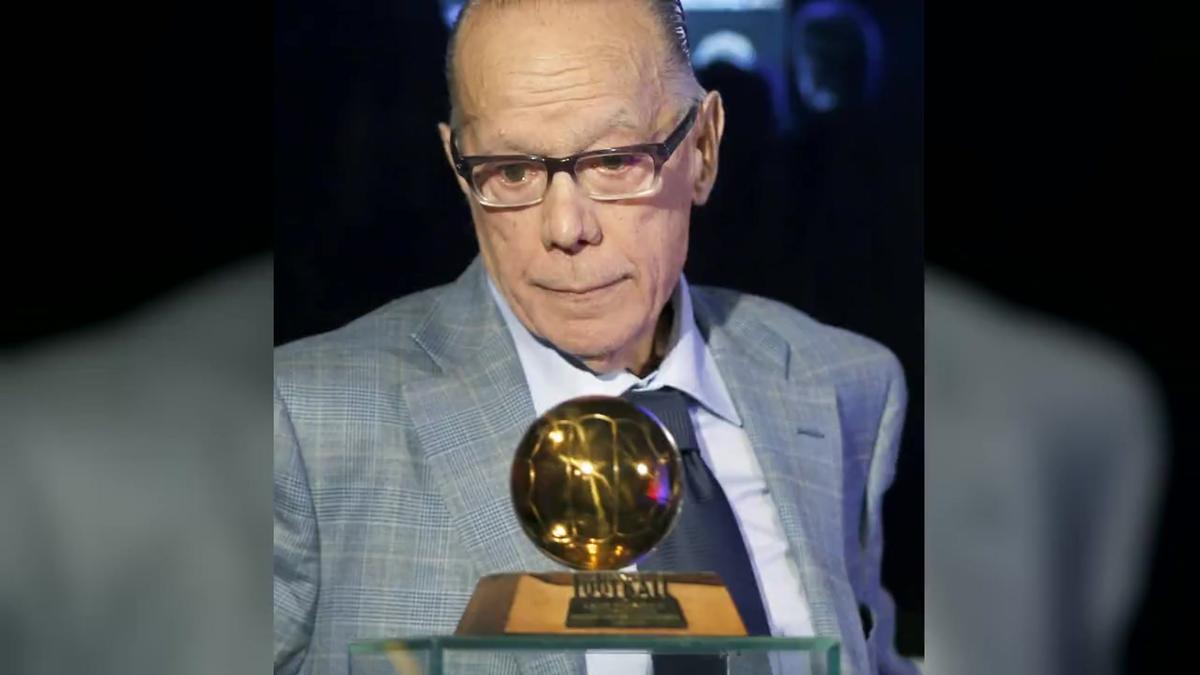 Luis Suárez Miramontes, durante el acto de entrega al Museo del FC Barcelona del Balón de Oro que alcanzó en 1960, cuando fue escogido mejor jugador de Europa.