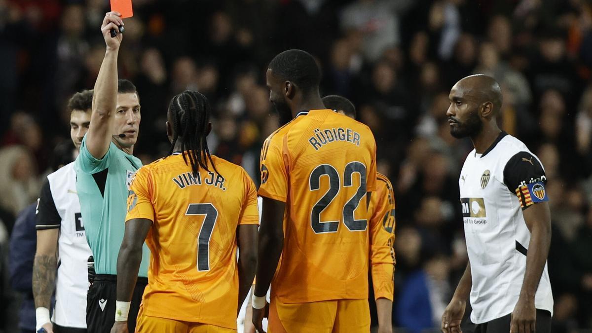 Soto Grado expulsa a Vinicius Junior tras agredir a Dimitrevski en el partido entre Valencia y Real Madrid.