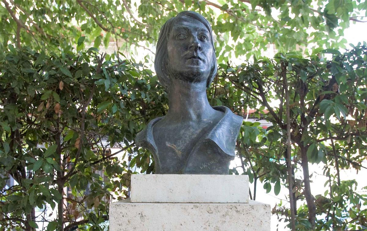 Busto de Nino Bravo en el jardín que llevará su nombre