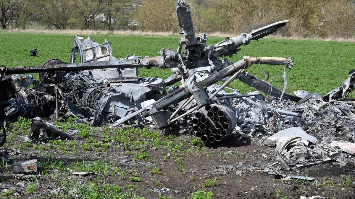 Los restos de un helicóptero ruso abatido, en un campo cerca de Járkov