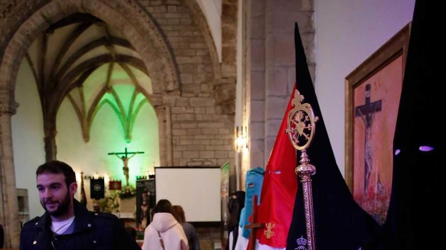 Primeros visitantes de la muestra en la iglesia de Sabugo.