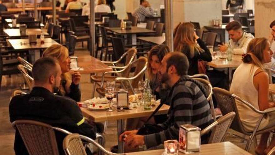 Imatge d&#039;arxiu d&#039;un conjunt de terrasses al centre de Girona.