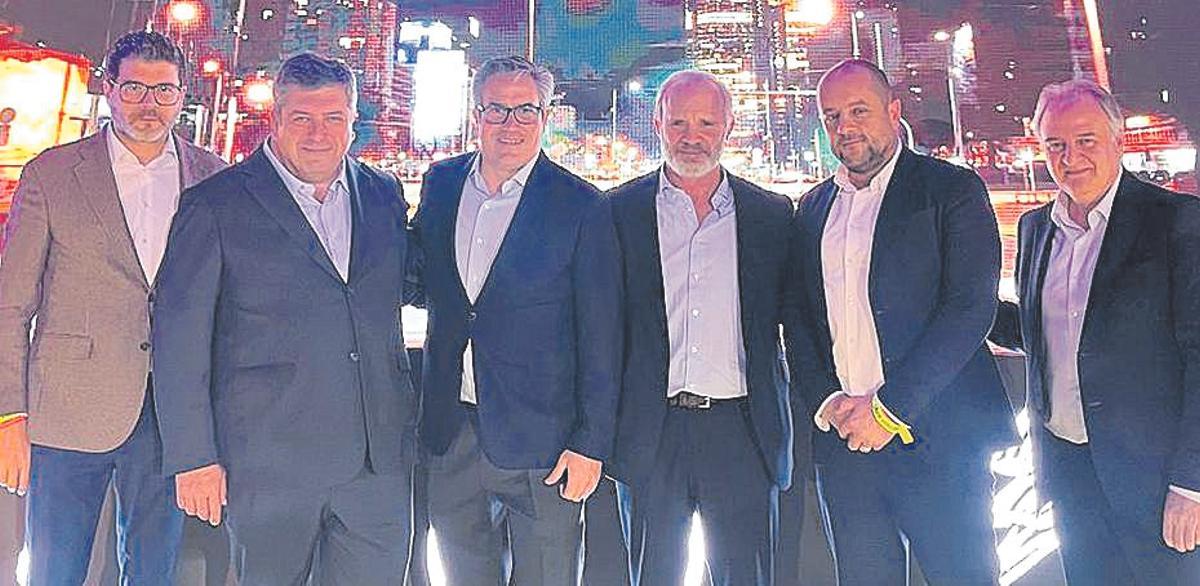 Guillermo Mouronte, gerente de Hyupersa Centro (Valladolid); Francisco de Martín, director general de ventas de Hyundai España; Ramón Seijas, consejero delegado de Pérez Rumbao; Leopoldo Satrustegui, director de Hyundai España; Sergi Sánchez, gerente de Hyupersa Vigo y Ourense; y Francisco Zabaleta, gerente de Hyupersa Santiago y A Coruña.