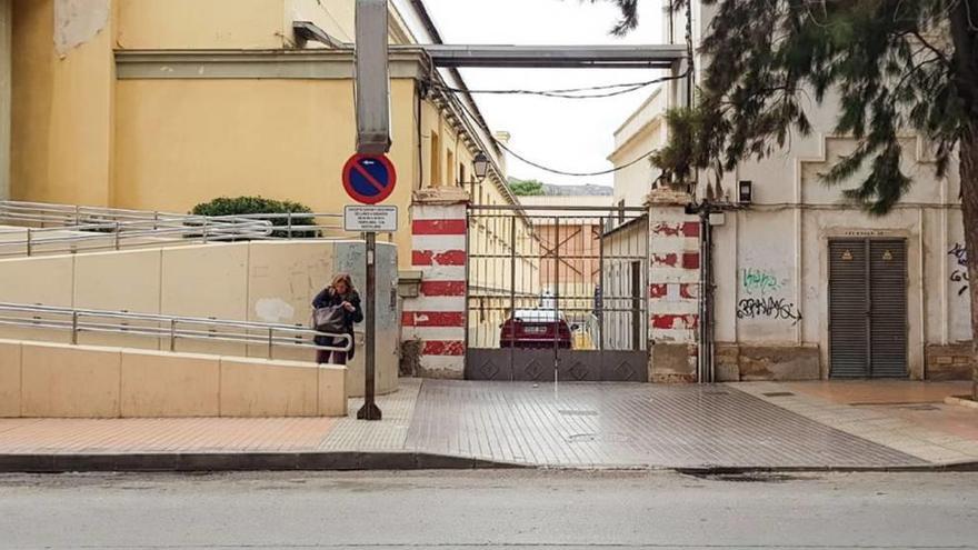 Entrada al aparcamiento de la plaza de abastos.