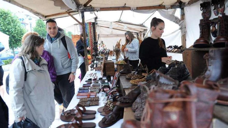 Público en uno de los puestos de la feria de artesanía de Ribadesella, ayer.