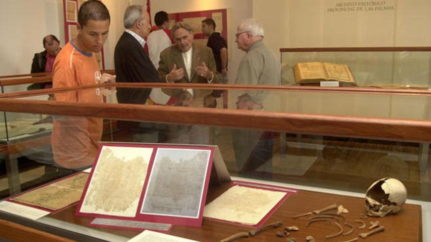 Exposición de documentos en el Archivo Histórico Provincial. | lp/ dlp