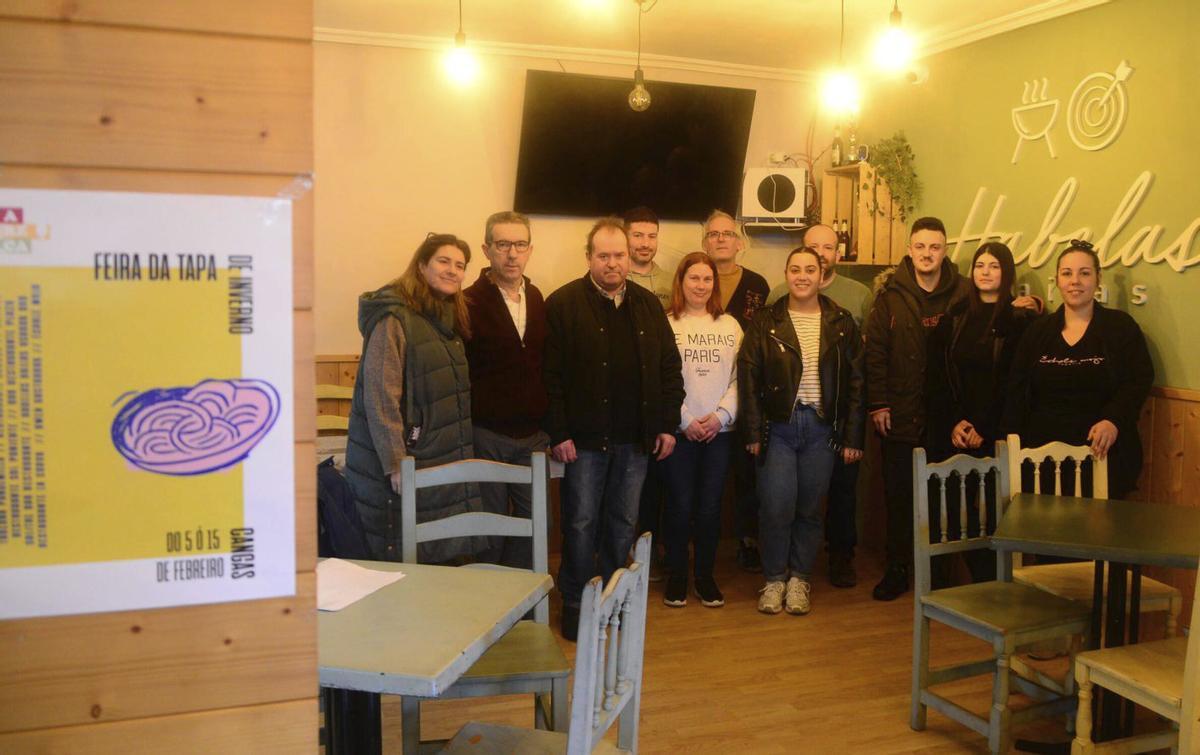 Representantes de los diez locales que participan en la Feira da Tapa de Inverno en Cangas. | G.NÚÑEZ