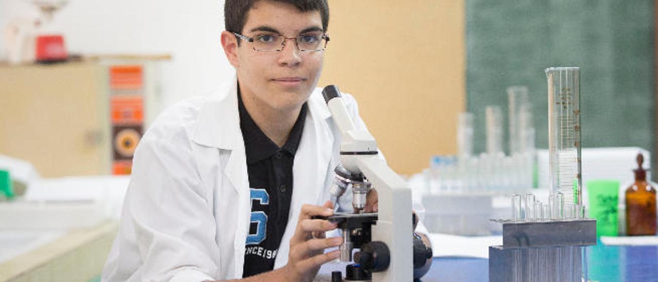 Adrián Lozano Valido, en el laboratorio del IES San Diego de Alcalá de Puerto del Rosario.