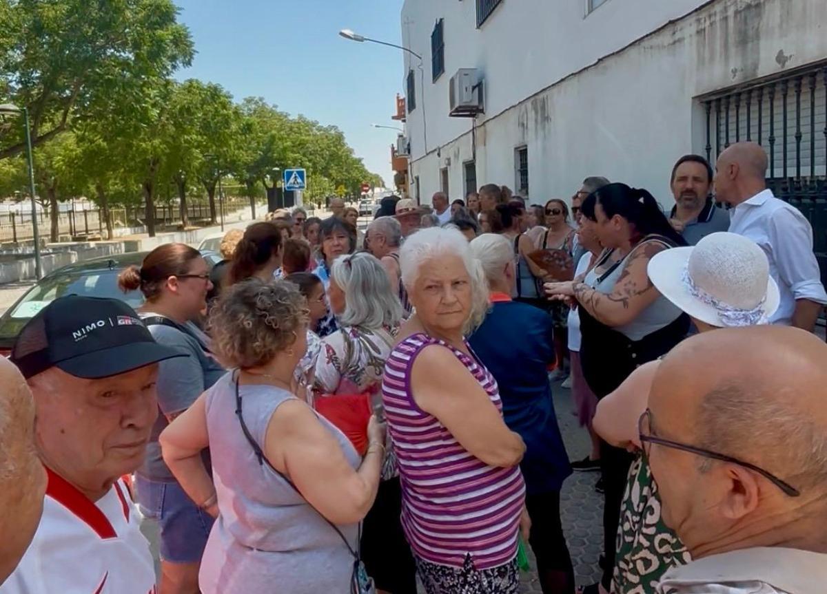 Los vecinos de Torreblanca se han concentrado este lunes contra los cortes de luz.