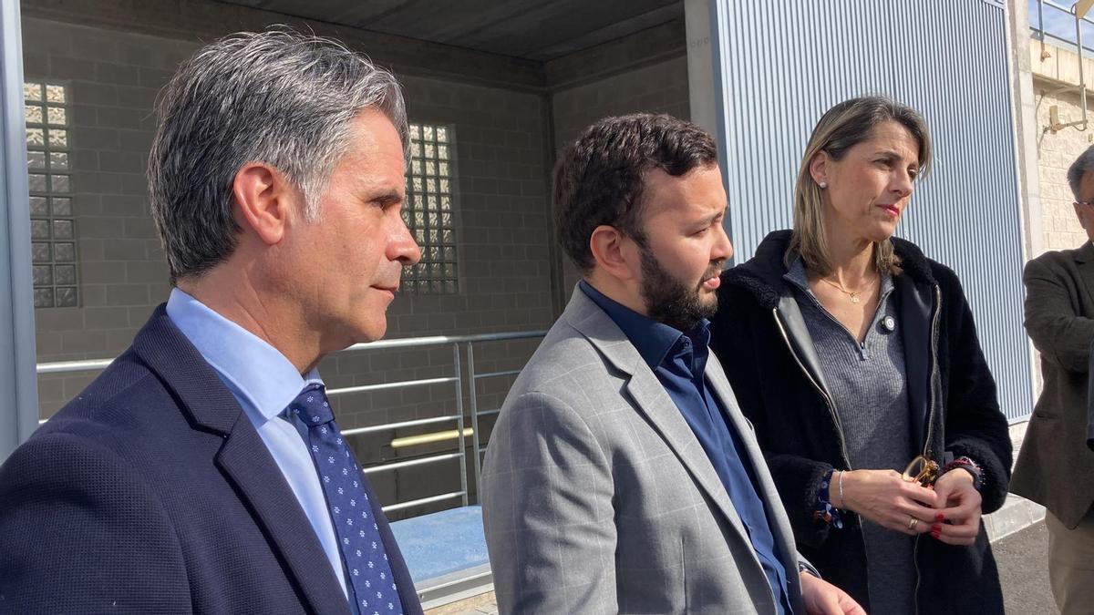 Juan Cascales (MCT), José Antonio Nieves, subdelegado del Gobierno, y alcaldesa de Crevillent, Lourdes Aznar, en la presentación de las infraestructuras en Crevillent