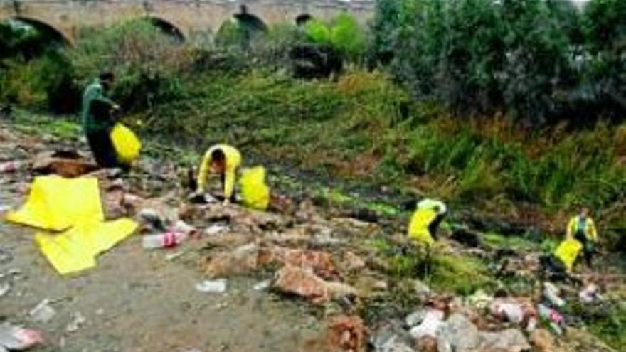 El ´macrobotellón´ del río acaba con dos jóvenes en el hospital por peleas