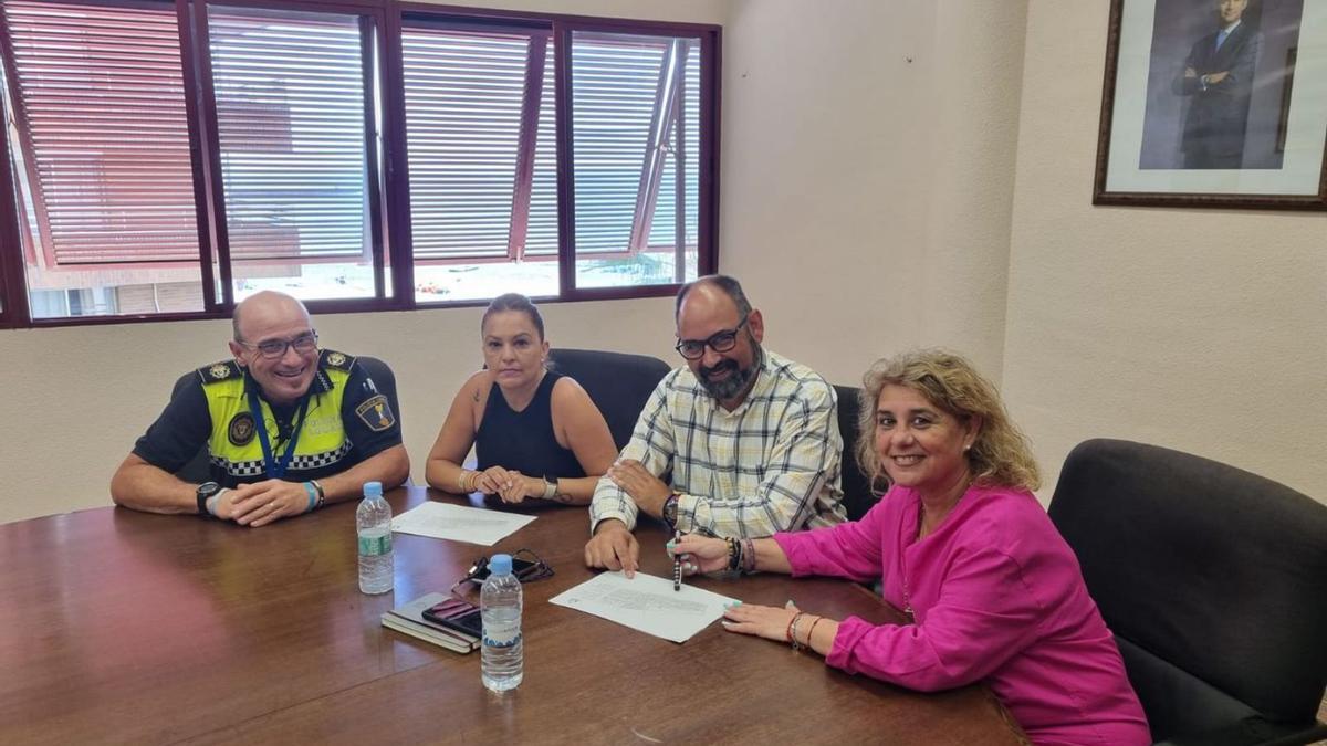 Un momento de la reunión de trabajo entre Seguridad y Limpieza en Santa Pola. | INFORMACIÓN