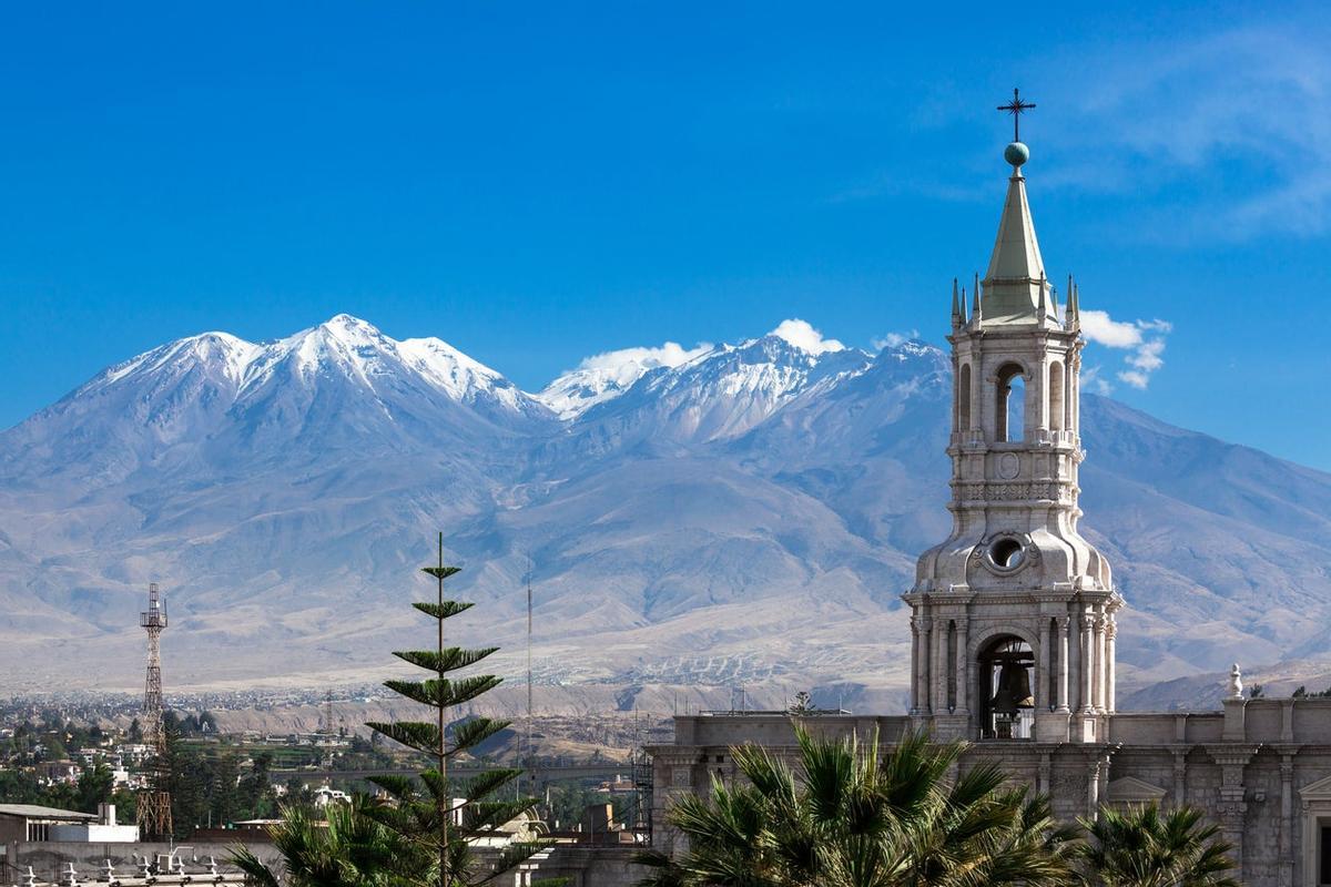 Antigua catedral de Arequipa, con el volcán de fondo