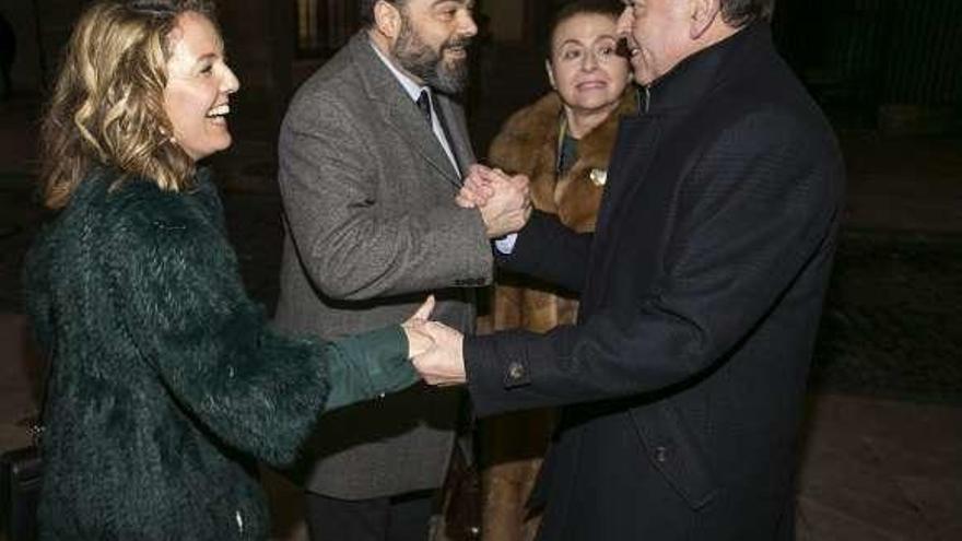 Alfredo Canteli estrecha sus manos a Teresa Mallada y a Agustín Iglesias Caunedo en presencia de su esposa, Marta Suárez.