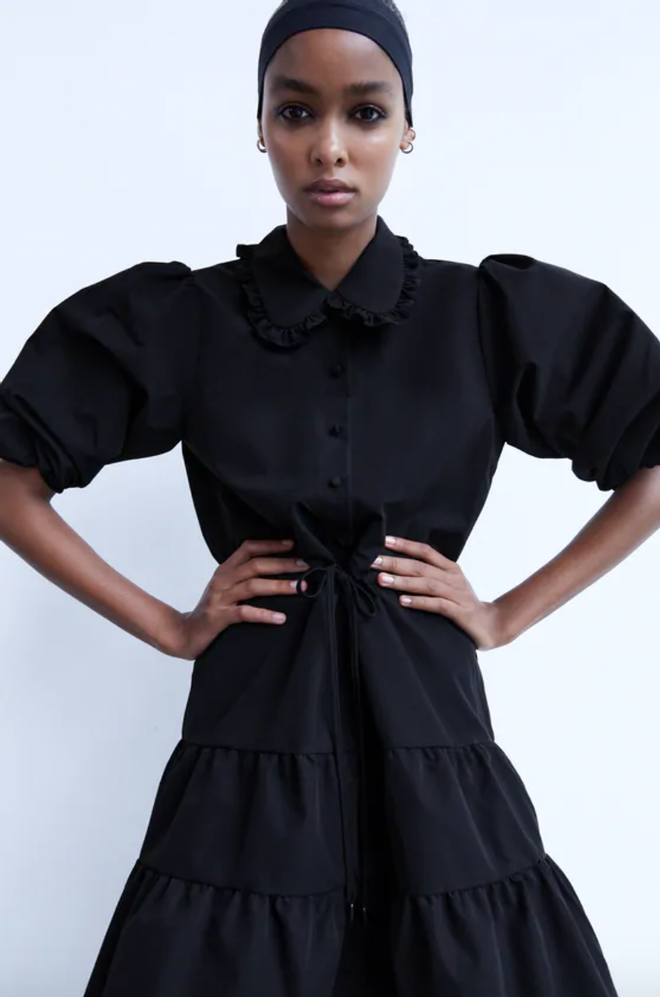 Vestido de popelín en color negro, de Zara
