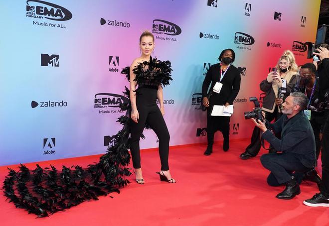 Rita Ora en los MTV EMA 2021 con top de plumas con cola