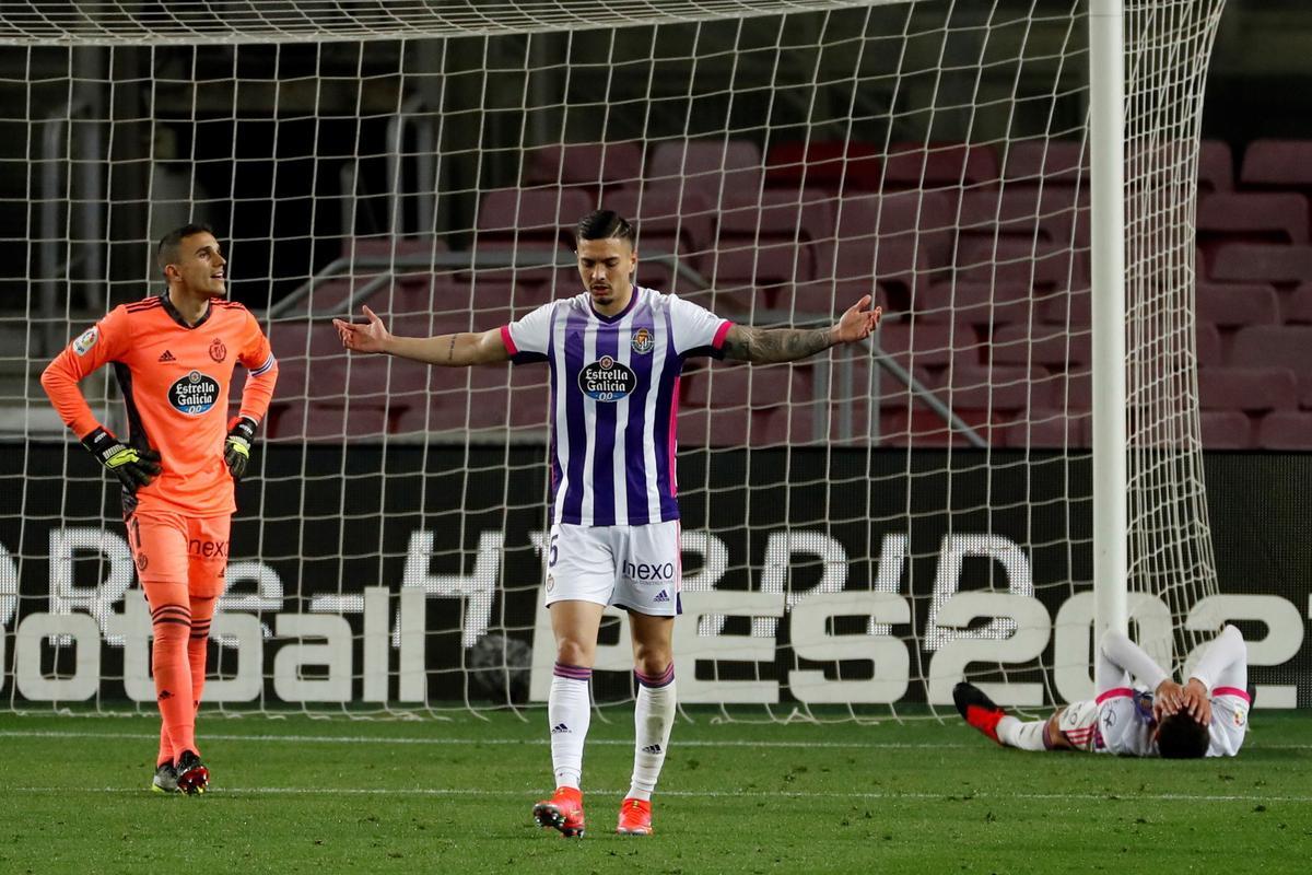 Los jugadores del Valladolid, entre ellos Masip y Bruno, se lamentan tras encajar el gol de Dembélé.