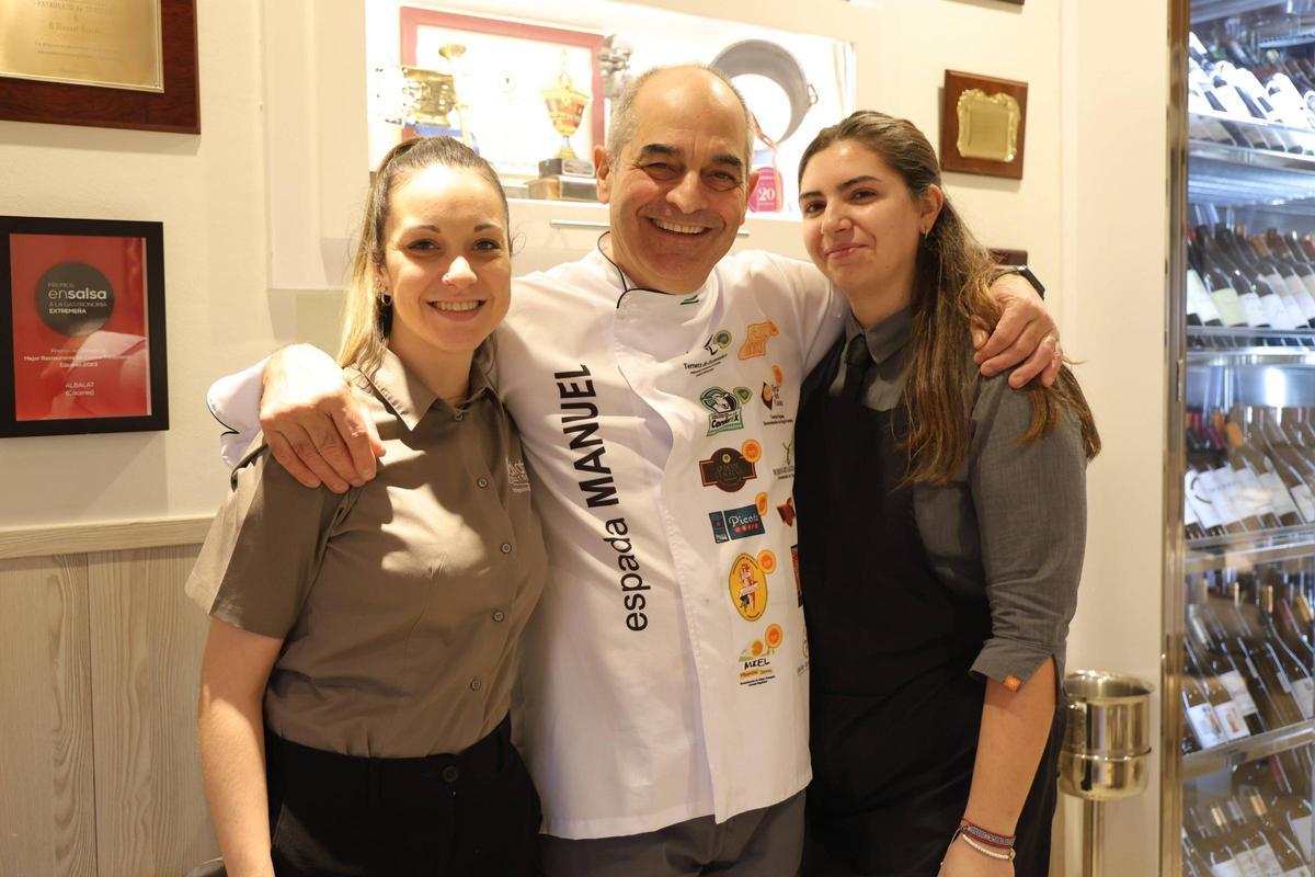 El cacereño Manuel Espada, copropietario del restaurante Albalat, se despide después de toda una vida entre fogones