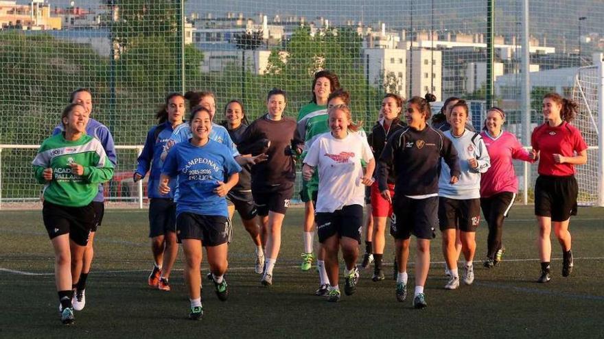 Las jugadoras del Olivo, durante un entrenamiento de esta semana. // Marta G.Brea