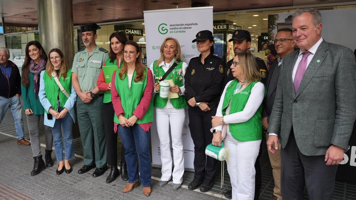 Las autoridades y responsables de la asociación, en una de las mesas.