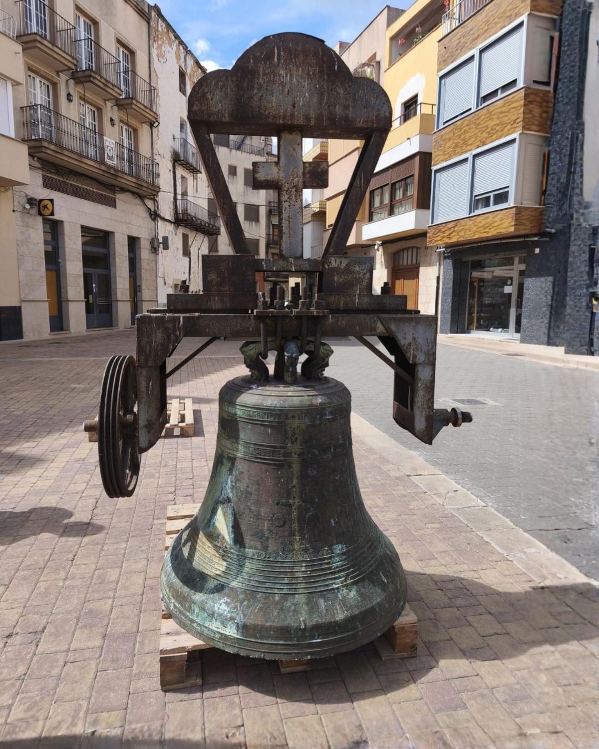 Las piezas quedaron depositadas en la plaza mientras avanzan las tareas de rehabilitación.