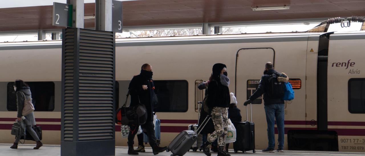 Viajeros del tren en la estación de Zamora