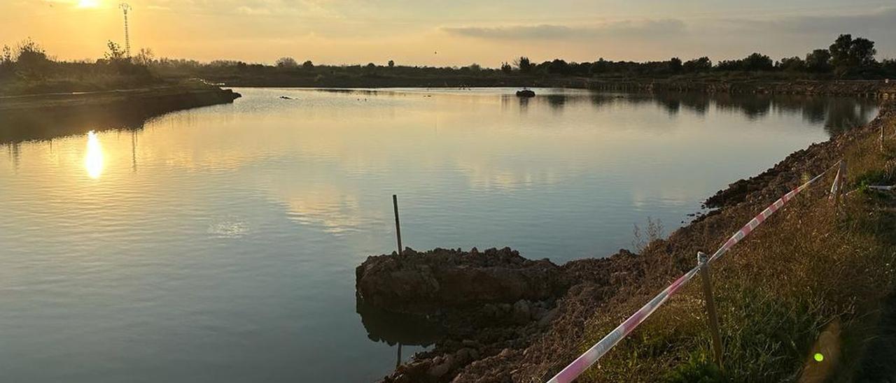 Foto del ‘lago’ que, en realidad, es un canal para distribuir las aguas de lluvia que bajan desde el barranco de Ratils.