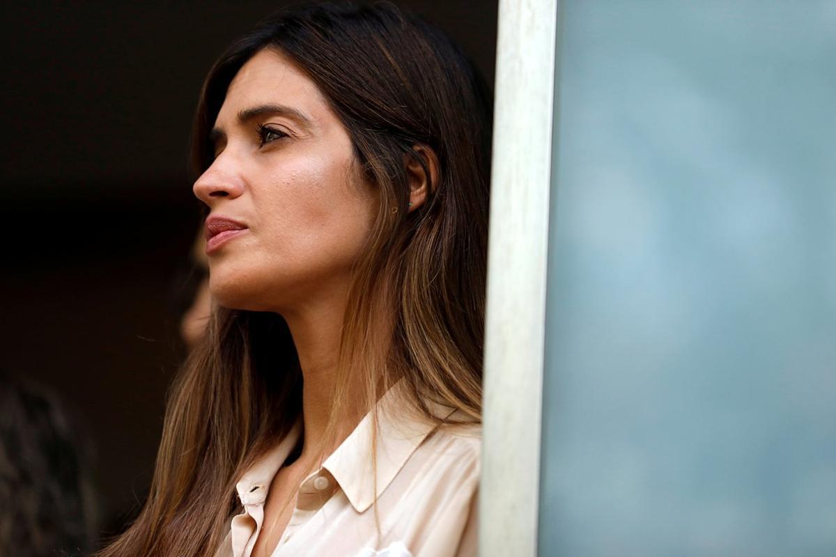FILE PHOTO: Sara Carbonero, wife of Spanish soccer player Iker Casillas, listens to her husband before they leave CUF Porto hospital in Porto, Portugal, May 6, 2019.  REUTERS/Rafael Marchante/File Photo/File Photo